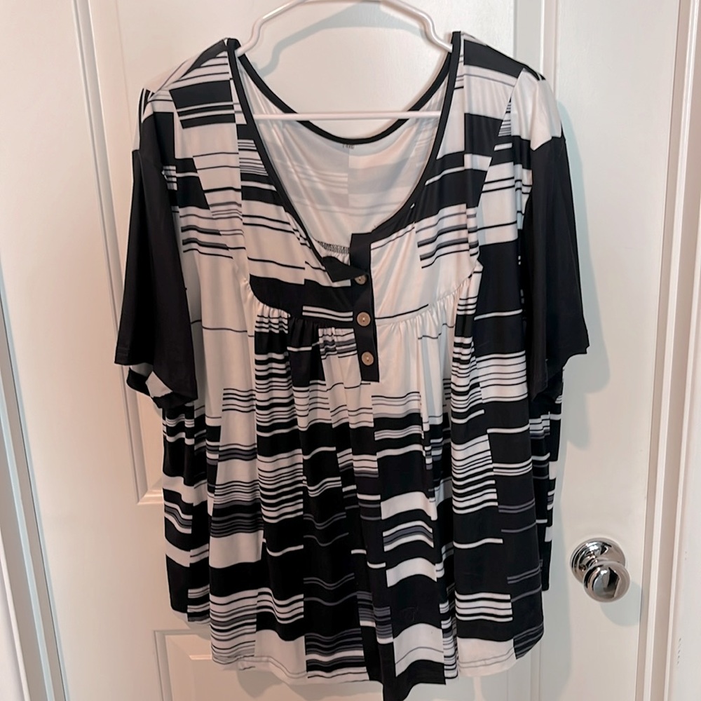 Women’s 4xl black and white tunic top